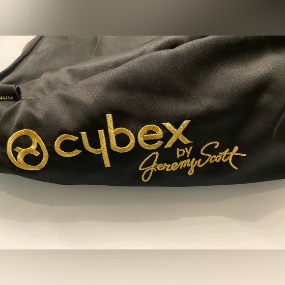 Cybex Priam changing bag by Jeremy Scott - Picture 7 of 8
